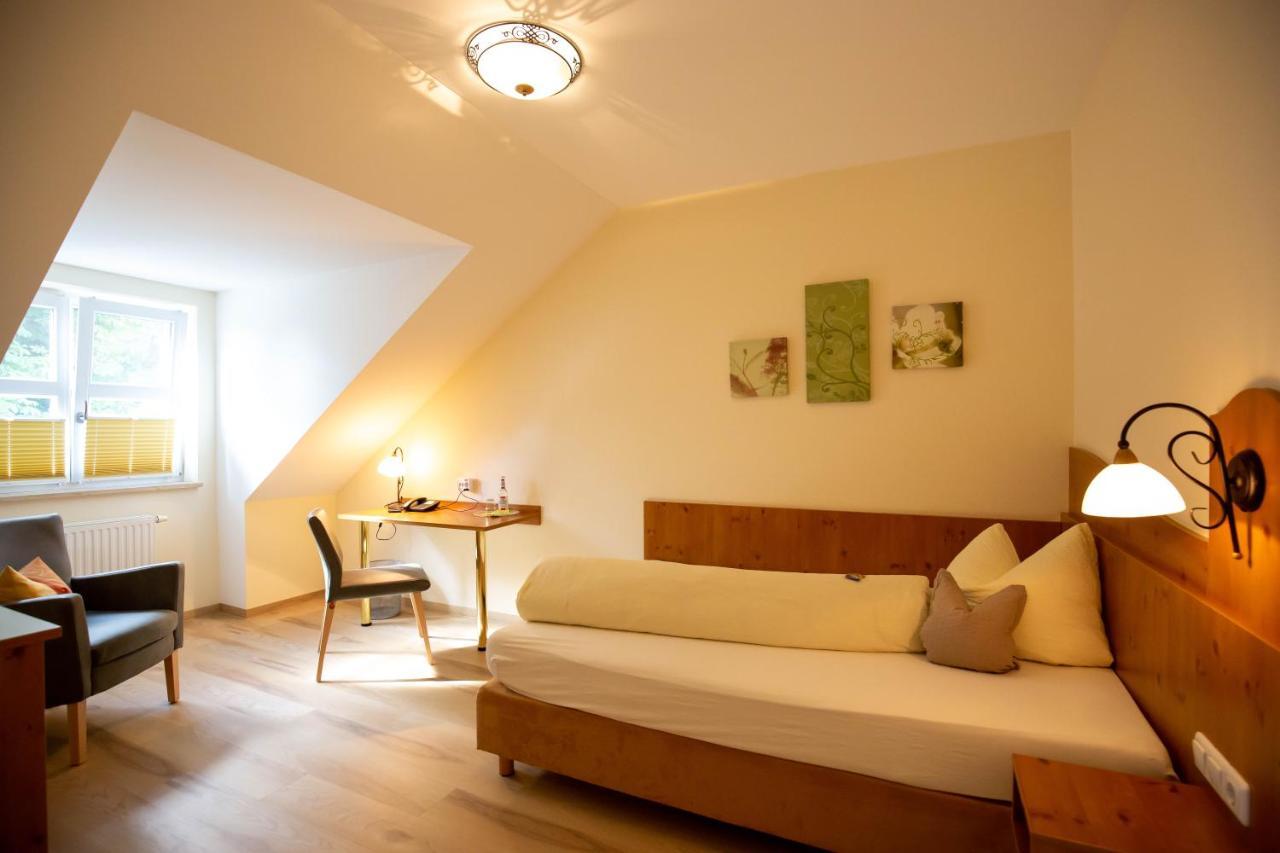 Gasthaus Und Hotel Goettler Josef Rumeltshausen ภายนอก รูปภาพ